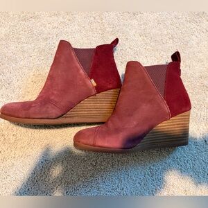 Women’s Toms Red Wine Colored Wedge Platform Ankle Shoes/Boots- size 6.5